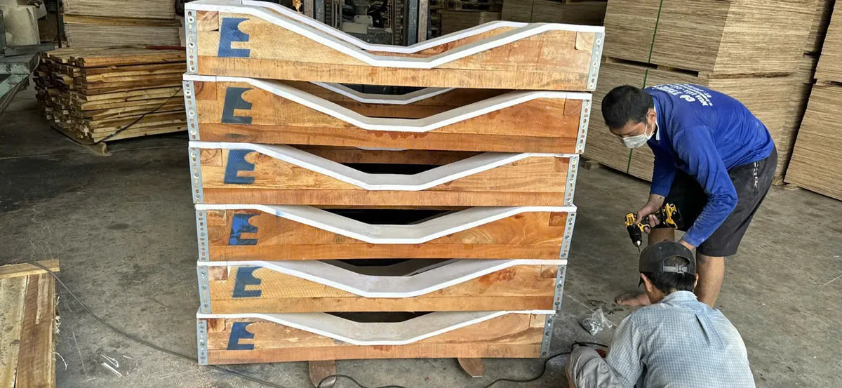 công nhân đóng thùng gỗ pallet đóng hàng xuất khẩu tại xưởng Hố Nai