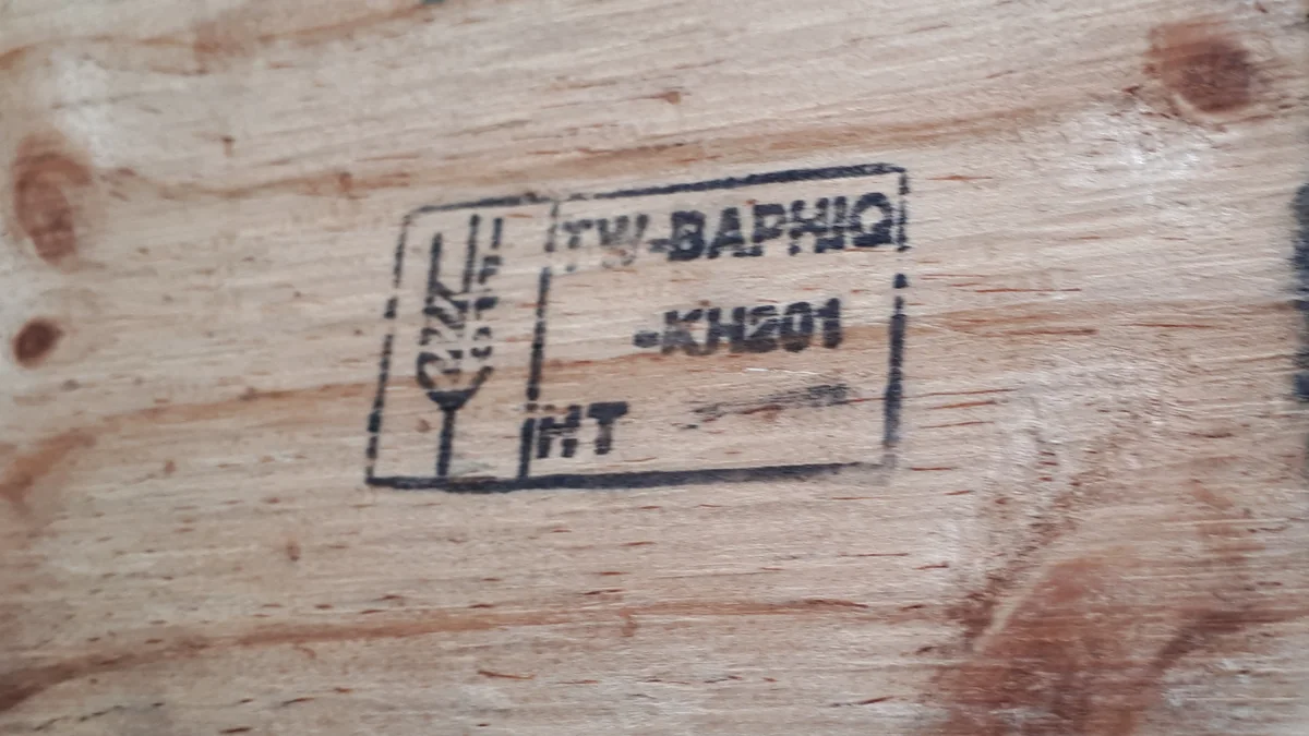 dấu IPPC thật trên thanh gỗ pallet với mã quốc gia và ký hiệu HT