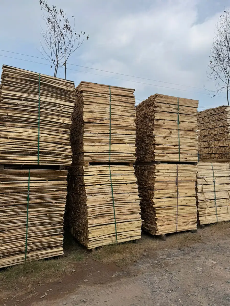 kiện gỗ tràm xẻ đai nẹp để ngoài trời tại xưởng đóng pallet