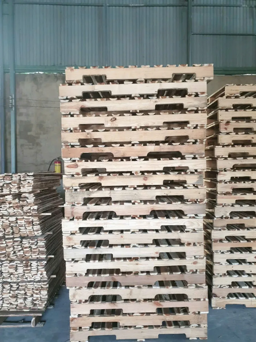 cận cảnh nan gỗ tràm dày trên mặt pallet