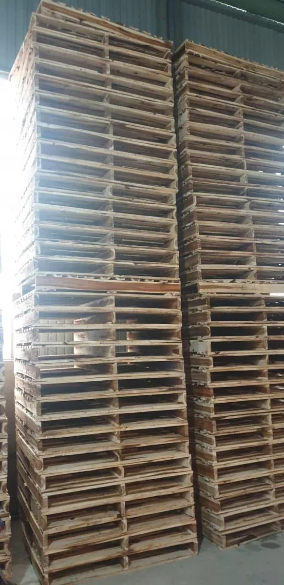 mặt trên pallet gỗ tràm thấy rõ nan gỗ và khoảng hở