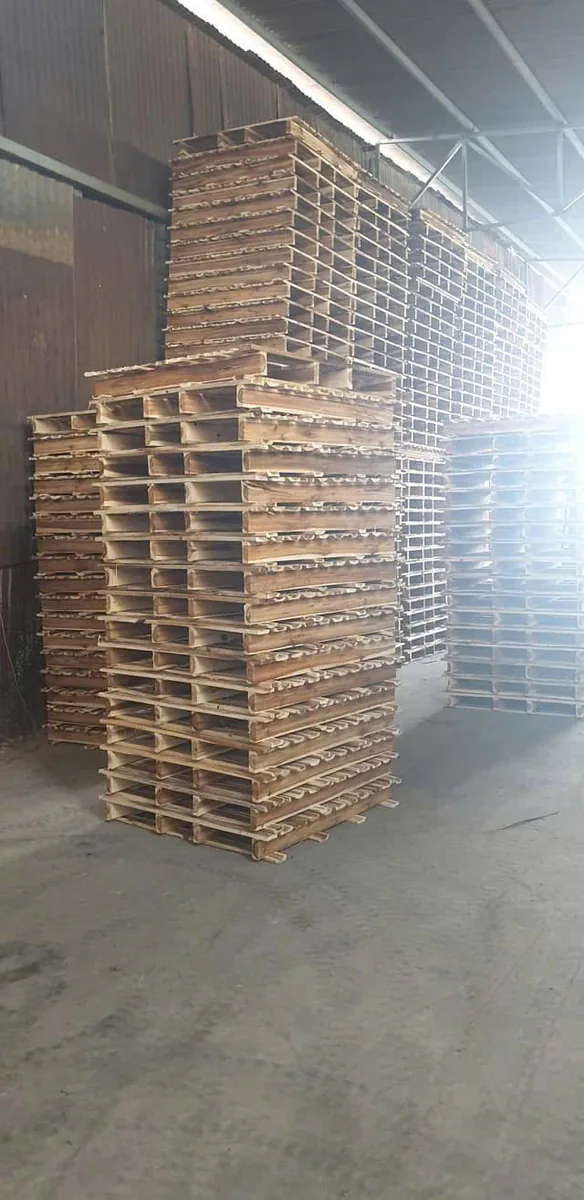 Pallet gỗ cũ đã qua sử dụng xếp chồng trong kho