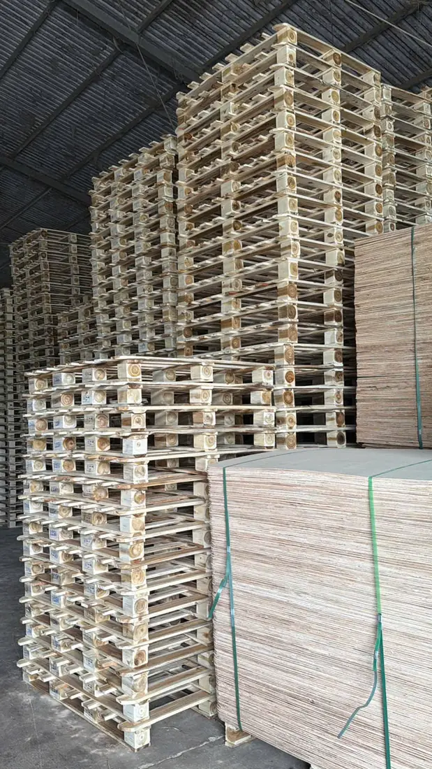 pallet thành phẩm và kiện gỗ phôi trong kho xưởng Hố Nai