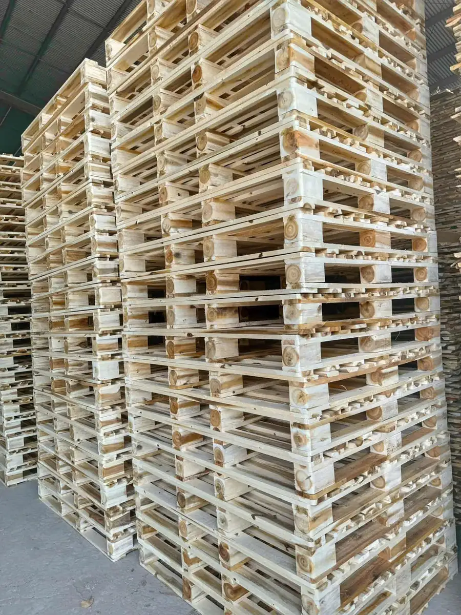 chồng pallet gỗ tràm trong kho xưởng Hoàng Gia