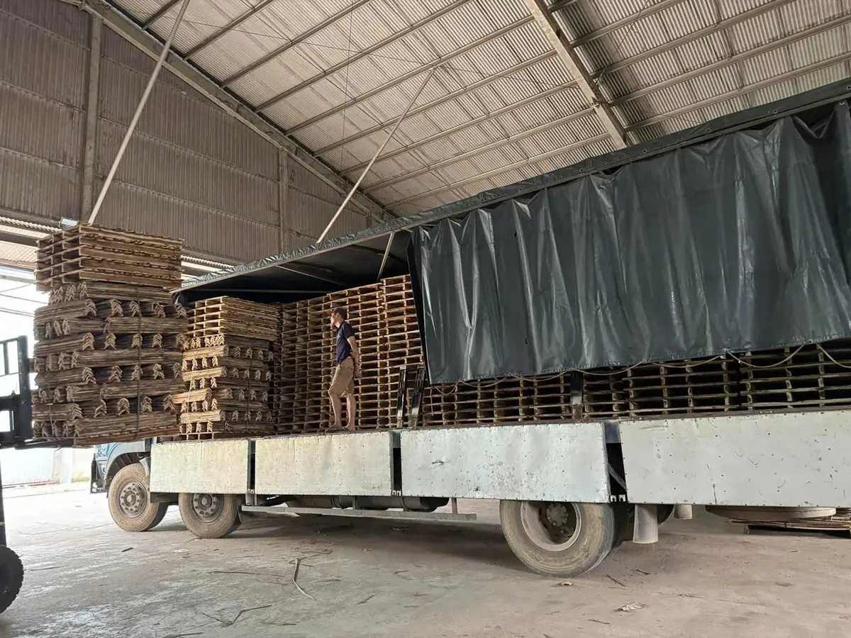 khối hàng trên pallet đã phủ bạt trước khi rời xưởng