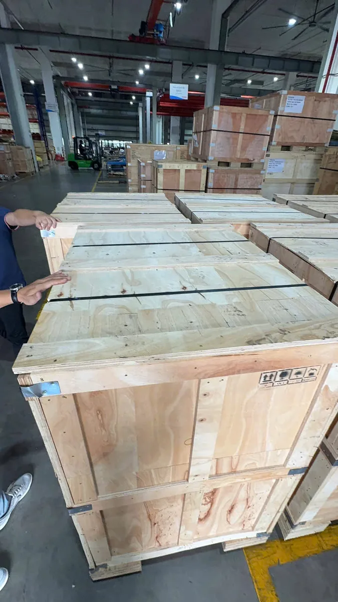 Thùng gỗ kín đóng hàng xuất khẩu đặt trên chân pallet