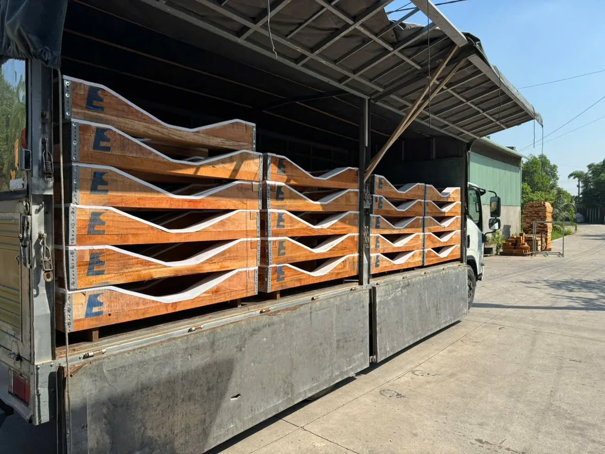 kiện gỗ đã đóng dấu được xếp lên xe tải chuẩn bị ra cảng