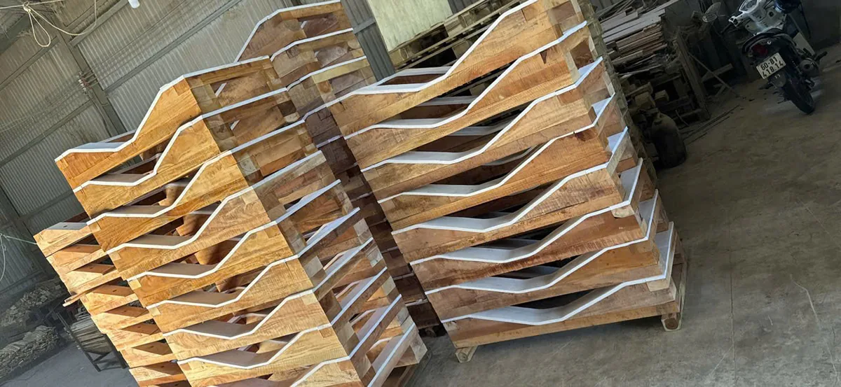 thùng gỗ pallet nan lượn xếp chồng chờ đóng hàng xuất khẩu