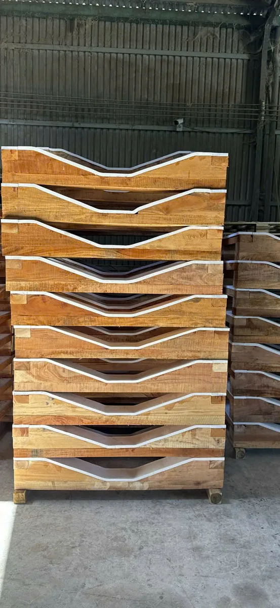 thùng gỗ pallet xếp chồng cao chờ xuất hàng tại sân xưởng