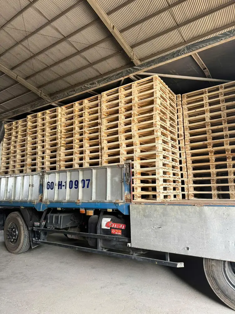 xe tải chở pallet gỗ tràm rời xưởng Hoàng Gia