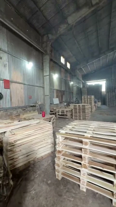 chồng pallet gỗ chân khối mới đóng xếp trong nhà xưởng