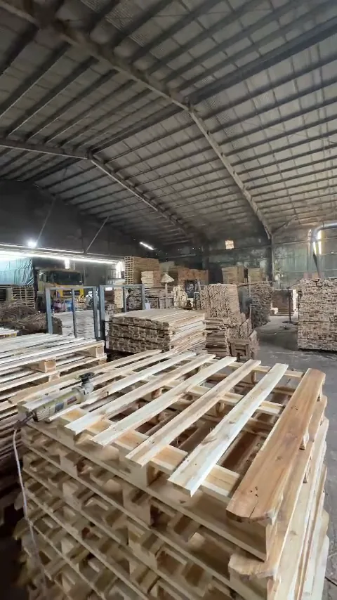chồng pallet gỗ tràm mới đóng trong xưởng Hoàng Gia tại Hố Nai