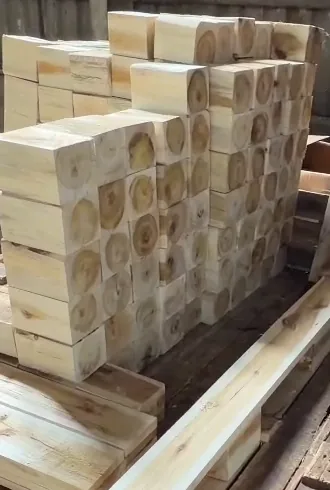đầu gỗ chân khối pallet xếp chồng, thấy rõ vòng năm và lõi gỗ