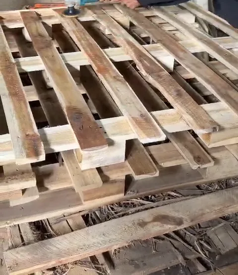 thợ mài mặt nan pallet gỗ tràm chân khối trong xưởng