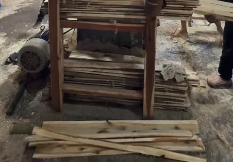 ván gỗ tràm mới xẻ cạnh máy cưa tại xưởng pallet Hoàng Gia